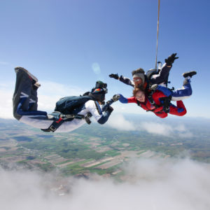 Exemple de coffret souvenir vidéo chez Parachute Voltige présentant un caméraman suivant un client tandem en chute libre. 