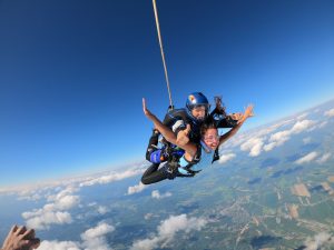 Guillaume Lemay-Thivierge en chute libre avec sa clientèle tandem