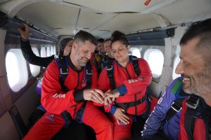 Un mariage dans l'avion chez Parachute Voltige. Un couple échange leurs alliances durant leur mariage célébré dans un avion de parachute, chez Parachute Voltige.